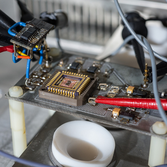 Computer chip with connectors