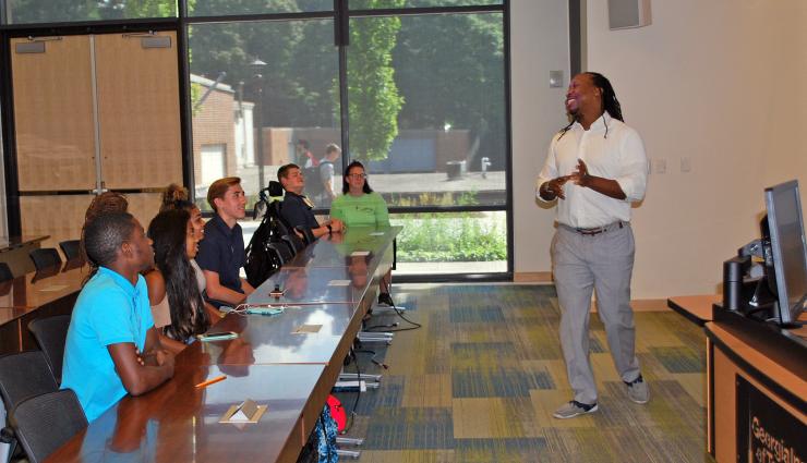 <p>Manu Platt addresses the new cohort of ESTEEMED scholars.</p>