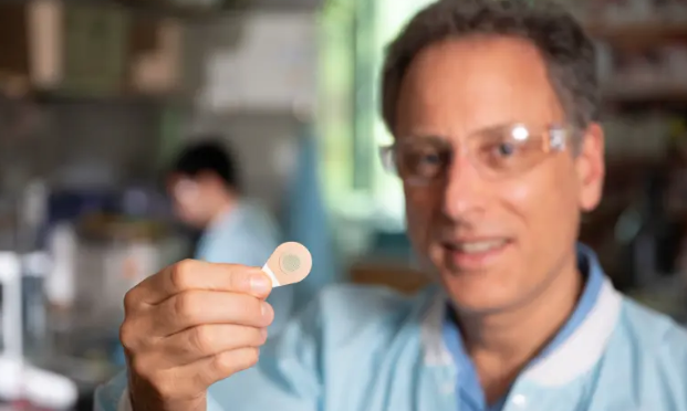 Mark holding microneedle