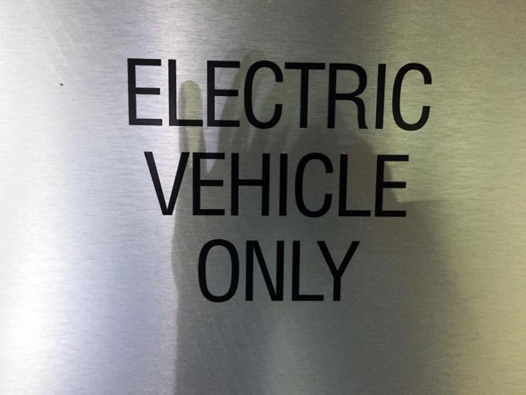 <p>Drivers of electric vehicles look for signs like this one to indicate the location of charging stations.</p>